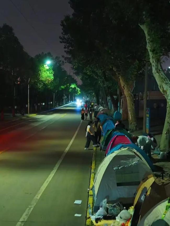 不抢大床抢草坪 帐篷引领住宿革命不朽情缘app黄金周露营走红(图2)